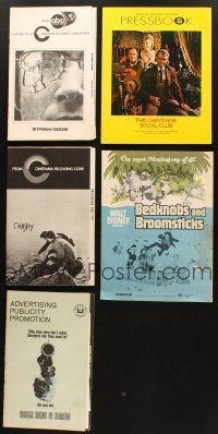 2s091 LOT OF 5 UNCUT PRESSBOOKS '70s Straw Dogs, Bedknobs & Broomsticks & more!