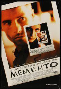 2z511 MEMENTO 1sh '00 Christopher Nolan, great Polaroid images of Guy Pearce & Carrie-Anne Moss!