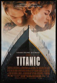 2z752 TITANIC DS 1sh '97 great romantic image of Leonardo DiCaprio & Kate Winslet, James Cameron