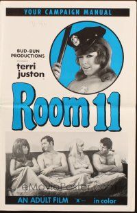 3a1044 ROOM 11 pressbook '70 sexy policewoman Terri Juston with two guys and another girl in bed!