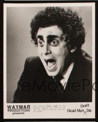 3d340 DEAD MEN DON'T DIE presskit w/ 5 stills '90 wacky images of zombie Elliott Gould!