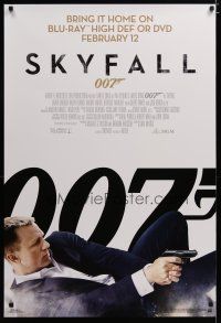 3f704 SKYFALL video 1sh '12 cool image of Daniel Craig as James Bond on back shooting gun!