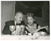 3k188 DARRYL F. ZANUCK/ANNE BAXTER 7.5x9.5 still '60s at a banquet discuissing her oil paintings!