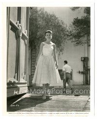 3k456 JEANNE CRAIN 8x10 still '57 full-length candid at the sound stage door of The Tattered Dress