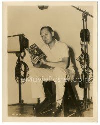 3k512 LADY IN THE LAKE candid 8x10.25 still '47 Robert Montgomery reading the source novel on set!