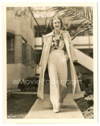 3k539 LORETTA YOUNG 8x10.25 still '36 great candid off the set of The Unguarded Hour!