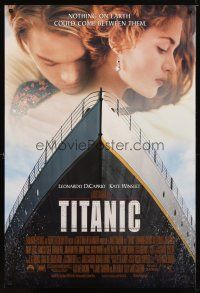 3p777 TITANIC DS 1sh '97 great romantic image of Leonardo DiCaprio & Kate Winslet, James Cameron
