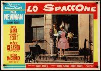 4a321 HUSTLER Italian photobusta '61 Paul Newman on steps w/sexy Piper Laurie!