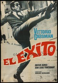 4a083 IL SUCCESSO Spanish '63 wacky image of Vittorio Gassman high kicking!