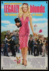4b491 LEGALLY BLONDE advance 1sh '01 wacky image of Reese Witherspoon walking tiny dog!