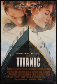 4b783 TITANIC DS 1sh '97 great romantic image of Leonardo DiCaprio & Kate Winslet!
