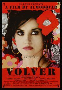 4b822 VOLVER DS 1sh '07 Pedro Almodovar, sexy Penelope Cruz surrounded by flowers!