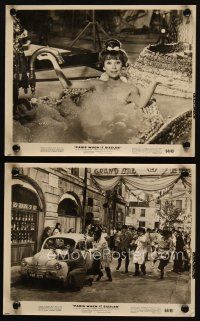 4c972 PARIS WHEN IT SIZZLES 2 8x10 stills '64 smiling naked Audrey Hepburn in bathtub, street fight