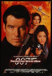 4s753 TOMORROW NEVER DIES video 1sh '97 Pierce Brosnan as Bond, Michelle Yeoh, sexy Teri Hatcher!