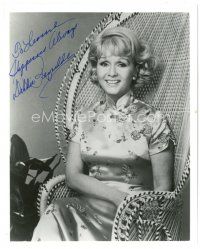 4t576 DEBBIE REYNOLDS signed 8x10 REPRO still '90s portrait seated in awesome wicker chair!