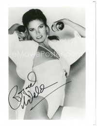 4t717 RAQUEL WELCH signed 8x10 REPRO still '90s very sexy image lifting weights in swimsuit!