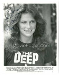 4t358 JACQUELINE BISSET signed 8x10 still '77 great candid close up of the sexy star from The Deep!