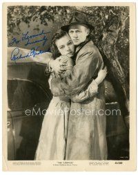 4t464 RICHARD WIDMARK signed 8x10.25 still '55 close up hugging Lauren Bacall in rain from Cobweb!