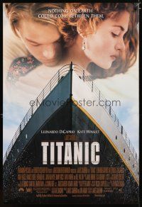 4z760 TITANIC 1sh '97 great romantic image of Leonardo DiCaprio & Kate Winslet, James Cameron