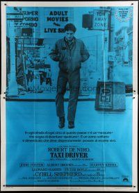 5b199 TAXI DRIVER Italian 2p '76 Robert De Niro walking on street, directed by Martin Scorsese!