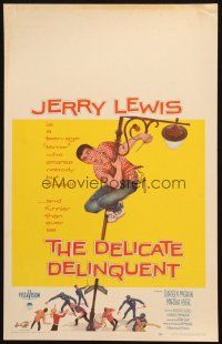 5b602 DELICATE DELINQUENT WC '57 wacky teen-age terror Jerry Lewis hanging from light post!