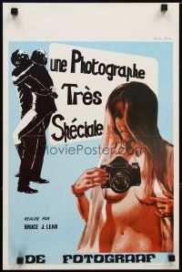5e436 UNE PHOTOGRAPHE TRES SPECIALE Belgian '70s artwork of sexy topless photographer!