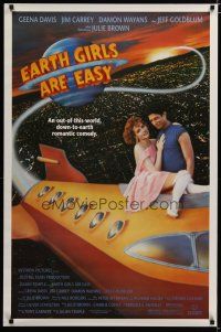 5f269 EARTH GIRLS ARE EASY 1sh '89 great image of Geena Davis & alien Jeff Goldblum on space ship!