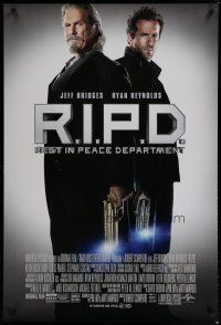5f630 R.I.P.D. DS 1sh '13 Ryan Reynolds & Jeff Bridges with glowing guns!