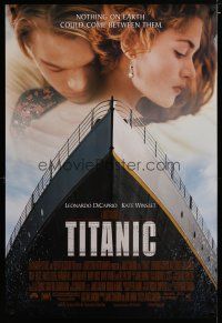 5f762 TITANIC DS 1sh '97 great romantic image of Leonardo DiCaprio & Kate Winslet, James Cameron