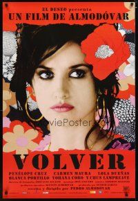 5f796 VOLVER Spanish/U.S. style A DS 1sh '07 Pedro Almodovar, sexy Penelope Cruz surrounded by flowers!