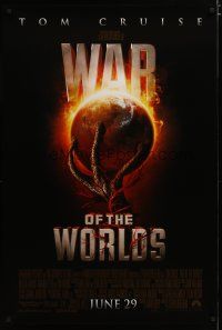 5f805 WAR OF THE WORLDS advance DS 1sh '05 Spielberg, cool alien hand holding Earth artwork!