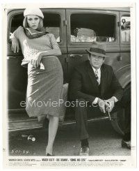 5k208 BONNIE & CLYDE 8.25x10 still '67 Warren Beatty & Faye Dunaway posing with guns by their car!