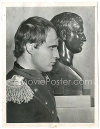 5k298 DESIREE candid 7x9.25 news photo '54 Marlon Brando posing by Houdon bust of Napoleon!