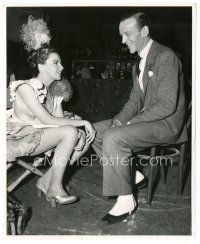 5k337 EASTER PARADE candid 8x9.75 still '48 Judy Garland & Fred Astaire relaxing between scenes!