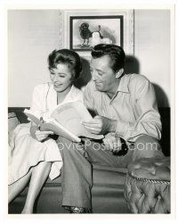 5k473 HOME FROM THE HILL candid 8.25x10 still '60 Robert Mitchum & Eleanor Parker laugh at script!