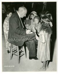 5k873 TEN COMMANDMENTS candid 7.5x9.5 still '56 Cecil B. DeMille signs autographs for child extras!