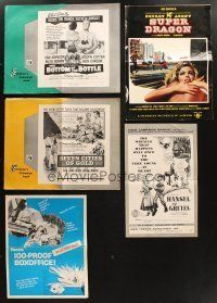 5r084 LOT OF 29 UNCUT PRESSBOOKS '50s-70s great advertising from a variety of movies!