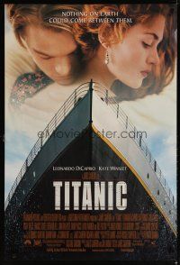 5y749 TITANIC DS 1sh '97 great romantic image of Leonardo DiCaprio & Kate Winslet, James Cameron
