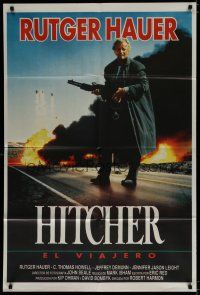 6a262 HITCHER Argentinean '86 great image of Rutger Hauer with big gun on the highway!