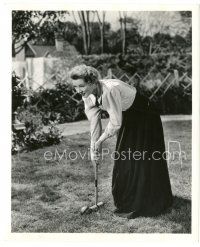 6c405 GREER GARSON candid 8.25x10 still '43 playing croquet between the scenes of Madame Curie!