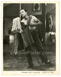6c896 THOUSANDS CHEER 8x10.25 still '43 wacky image of Gene Kelly dancing & singing to a mop!