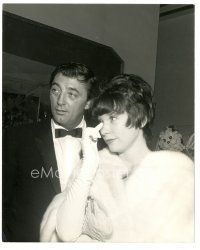 6c927 TWO FOR THE SEESAW deluxe candid 8x10 still '62 Mitchum in tuxedo & Shirley MacLaine in fur!