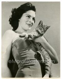6c958 VIVECA LINDFORS 7.5x9.5 still '55 sexy c/u in swimsuit with her cat who also likes to swim!