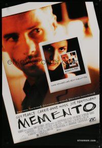 6e541 MEMENTO 1sh '00 Christopher Nolan, great Polaroid images of Guy Pearce & Carrie-Anne Moss!