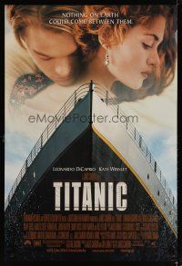 6e765 TITANIC DS 1sh '97 great romantic image of Leonardo DiCaprio & Kate Winslet!