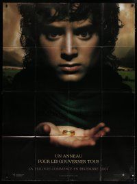 6k776 LORD OF THE RINGS: THE FELLOWSHIP OF THE RING teaser French 1p '01 Elijah Wood w/his precious!