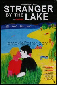 6m759 STRANGER BY THE LAKE 1sh '13 L'inconnu du lac, art of gay homosexuals kissing by Tom de Pekin