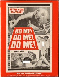 6p535 DO ME! DO ME! DO ME! pressbook '70s wild images of man wrestling with & holding naked women!