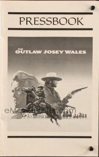 6p764 OUTLAW JOSEY WALES pressbook '76 Clint Eastwood is an army of one, cool double-fisted artwork!
