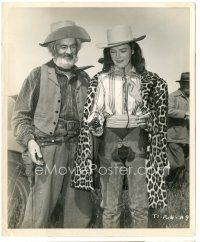 6t927 TALL IN THE SADDLE candid 8.25x10 still '44 Gabby shows Raines how to use gun by Hendrickson!